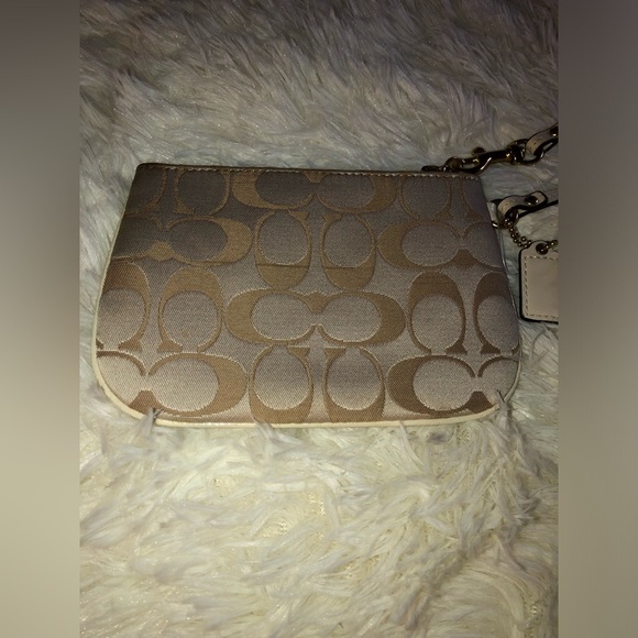 Coach Poppy Wristlet - Picture 8 of 14